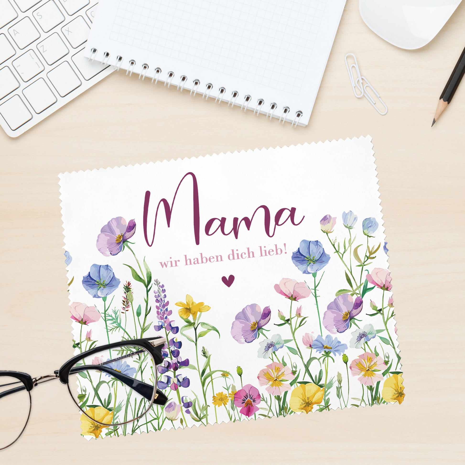 Personalisiertes Brillenputztuch Mama „wir haben dich lieb“ mit Blumenmotiv und Brille daneben