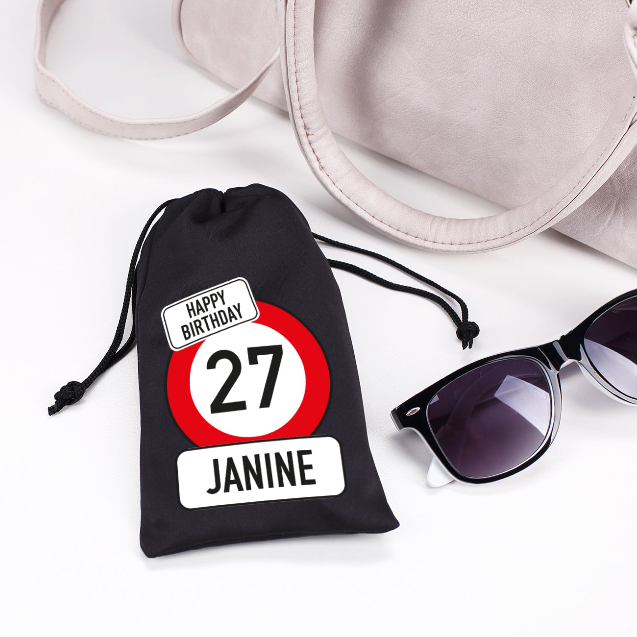 Brillentasche in Schwarz zum Geburtstag mit Verkehrszeichen-Motiv, Name und Alter bedruckt