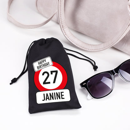 Brillentasche in Schwarz zum Geburtstag mit Verkehrszeichen-Motiv, Name und Alter bedruckt