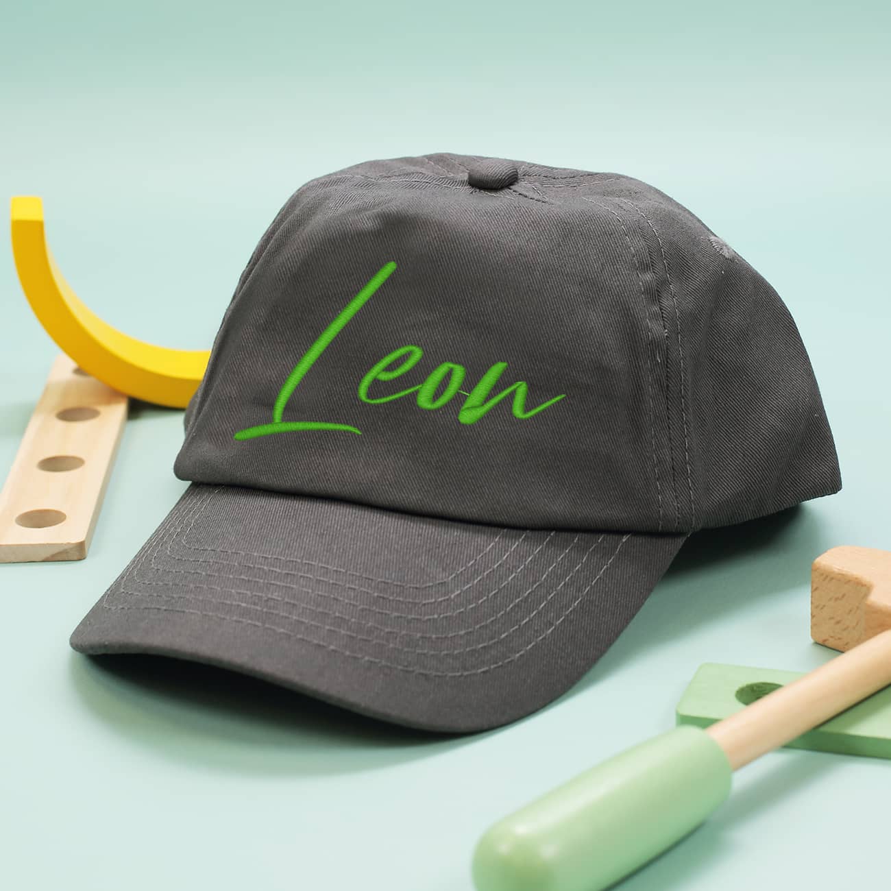 Basecap in dunkelgrau mit grünem Namensstick