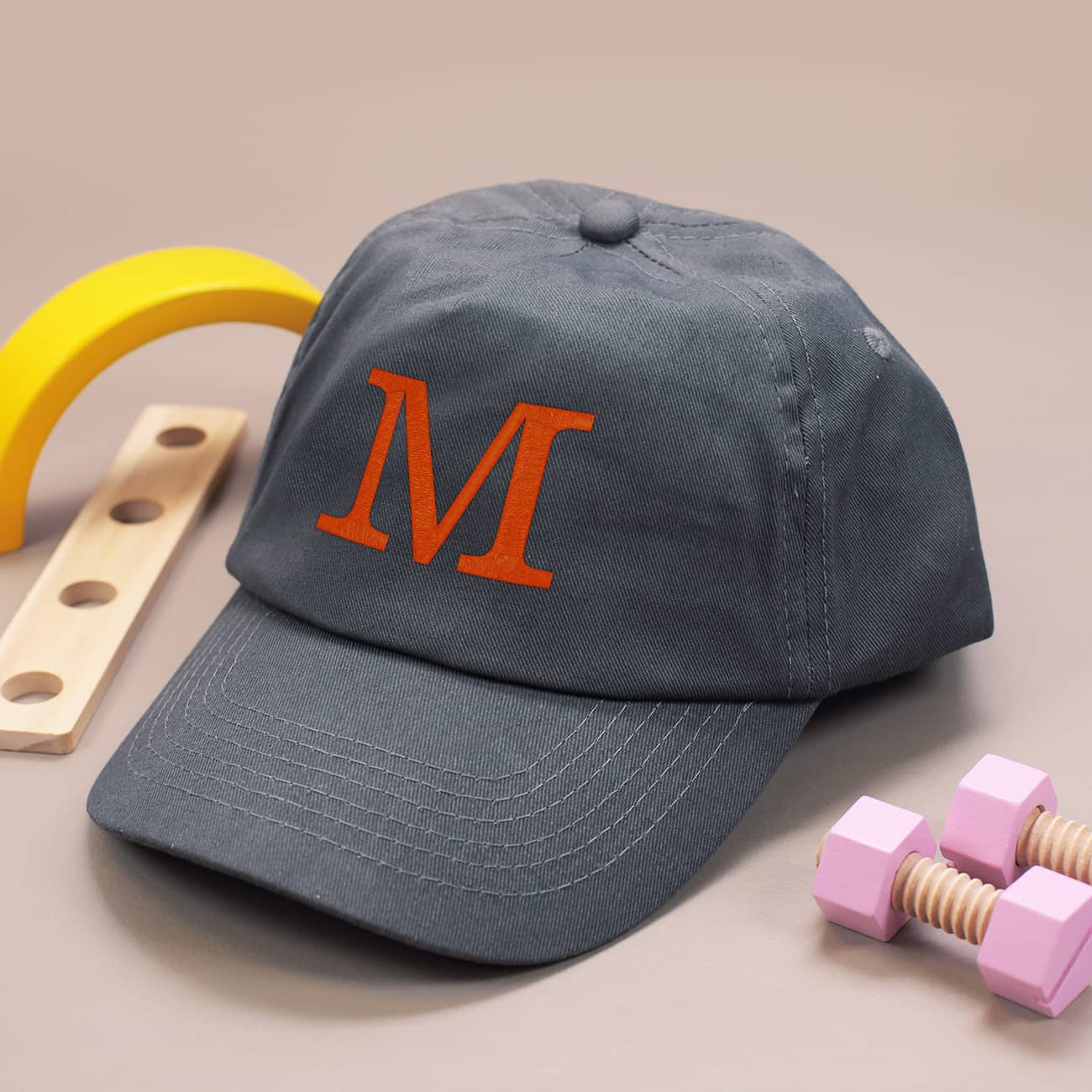 Graues Kinder-Basecap mit Initiale in orange