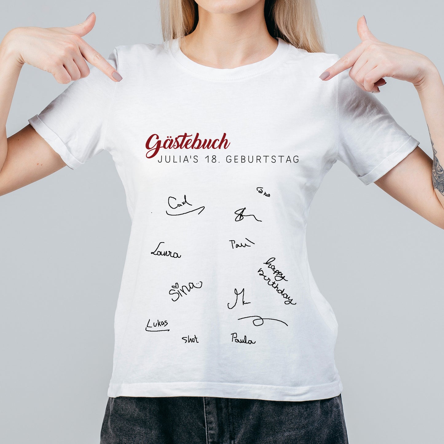 Frau trägt das T-Shirt mit Unterschriften und dem Wunschtext "Julia´s 18. Geburtstag"