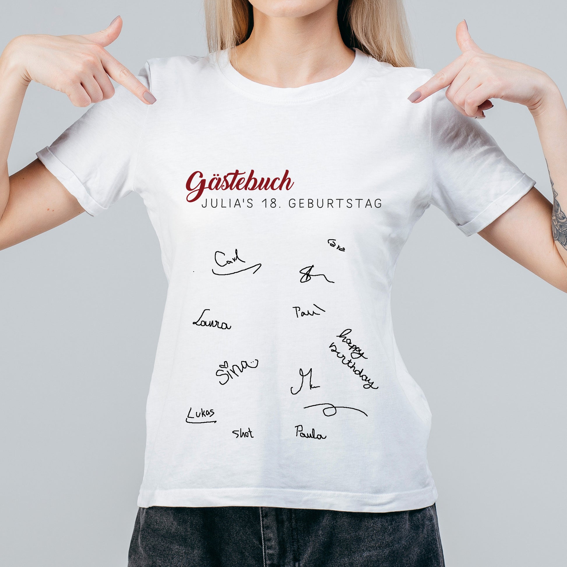 Frau trägt das T-Shirt mit Unterschriften und dem Wunschtext "Julia´s 18. Geburtstag"