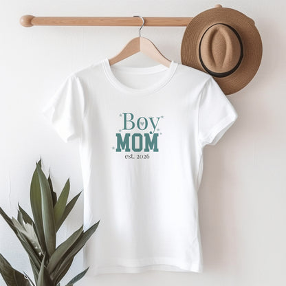 Weißes T-Shirt mit Boy Mom Schriftzug und Jahreszahlen Beispiel als Geschenk für Mama