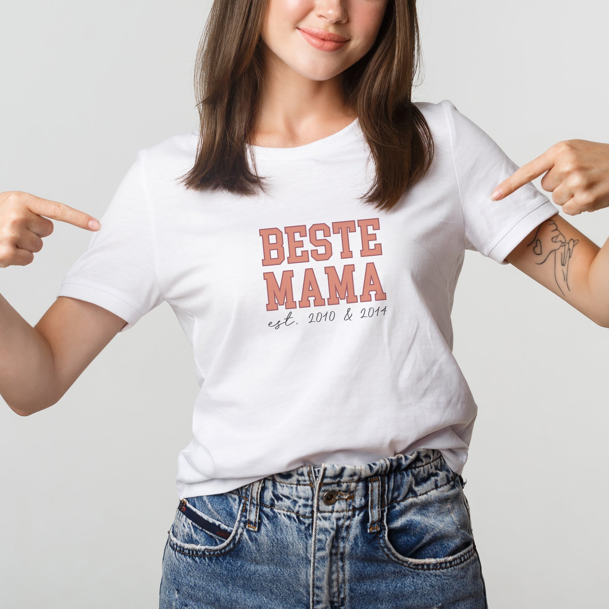 Weißes Damen T-Shirt „Beste Mama“ mit personalisierter Jahreszahl frontal getragen