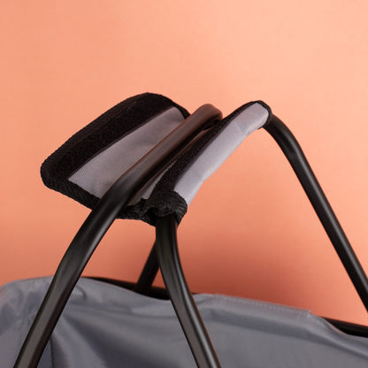 Detailaufnahme der stabilen, ergonomischen Griffe des Einkaufskorbs für komfortables Tragen und sicheren Halt.