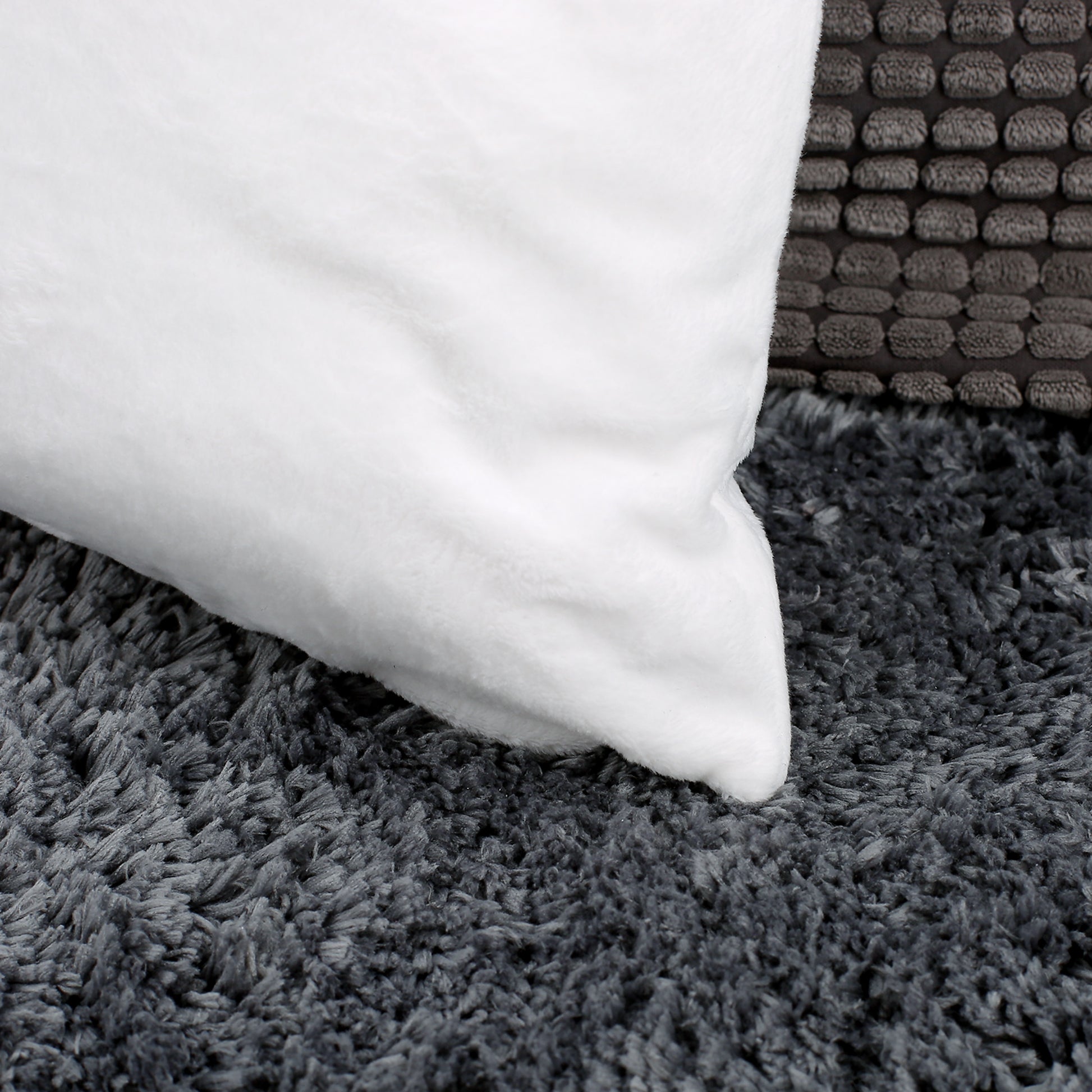 Detailaufnahme der Rückseite eines weißen Kissens, das eine flauschige Oberfläche zeigt. Perfekt als Dekokissen oder Kuschelkissen.