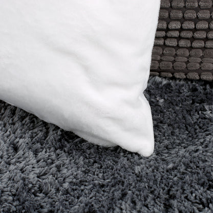 Detailaufnahme der Rückseite eines weißen Kissens, das eine flauschige Oberfläche zeigt. Perfekt als Dekokissen oder Kuschelkissen.