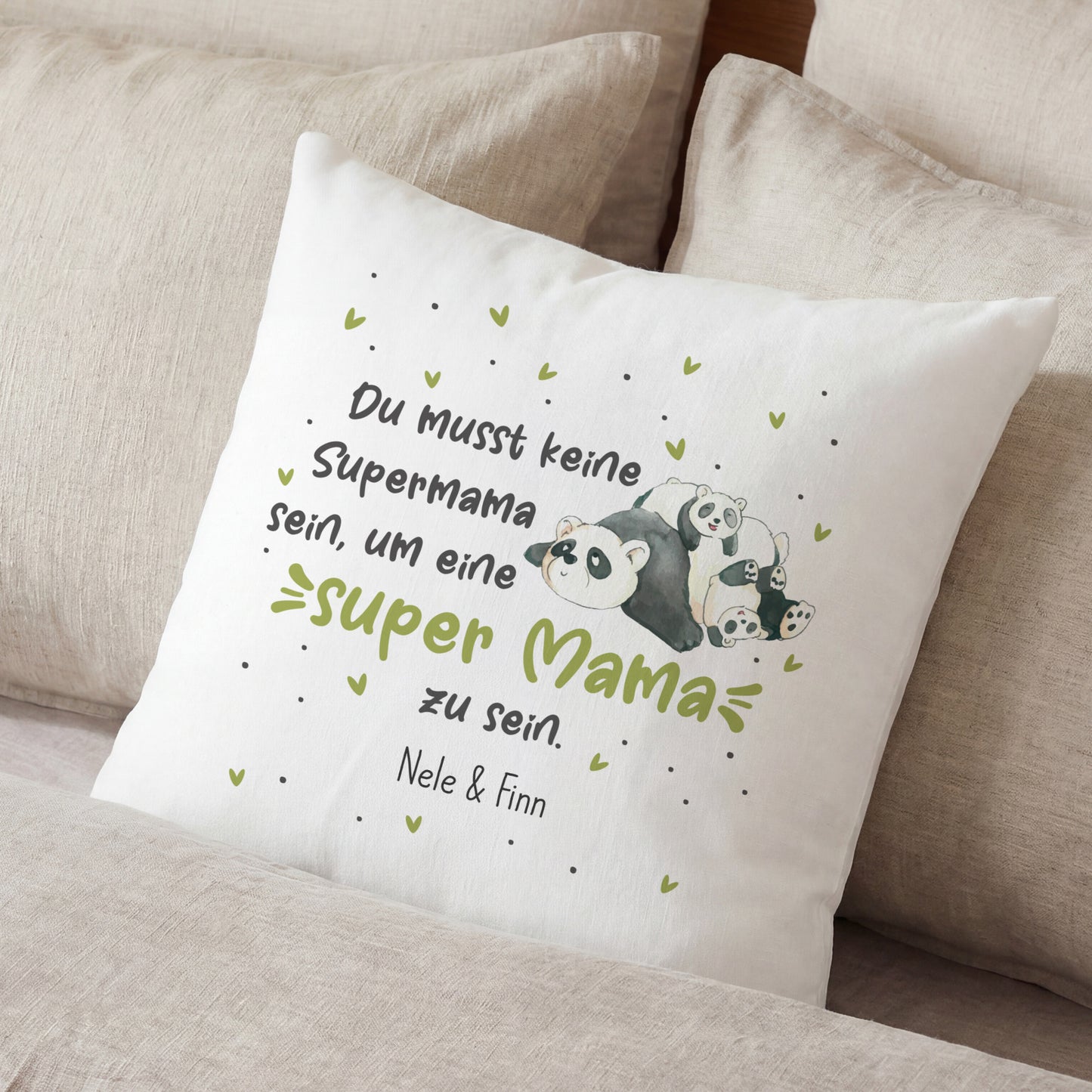 Weißes Kuschelkissen mit Panda Motiv und Namen Nele und Finn als Geschenk für Mama