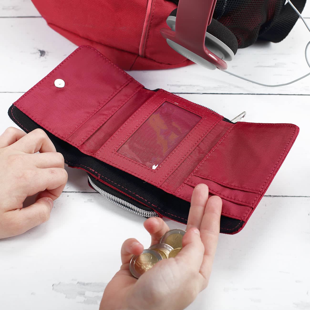 Rote Geldbörse für Kinder mit vielen Fächern für Münzen, Scheine und Karten