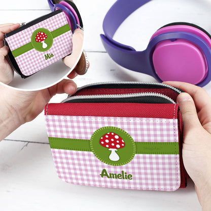 Kindergeldbörse mit Fliegenpilz auf rot-karriertem Hintergrund