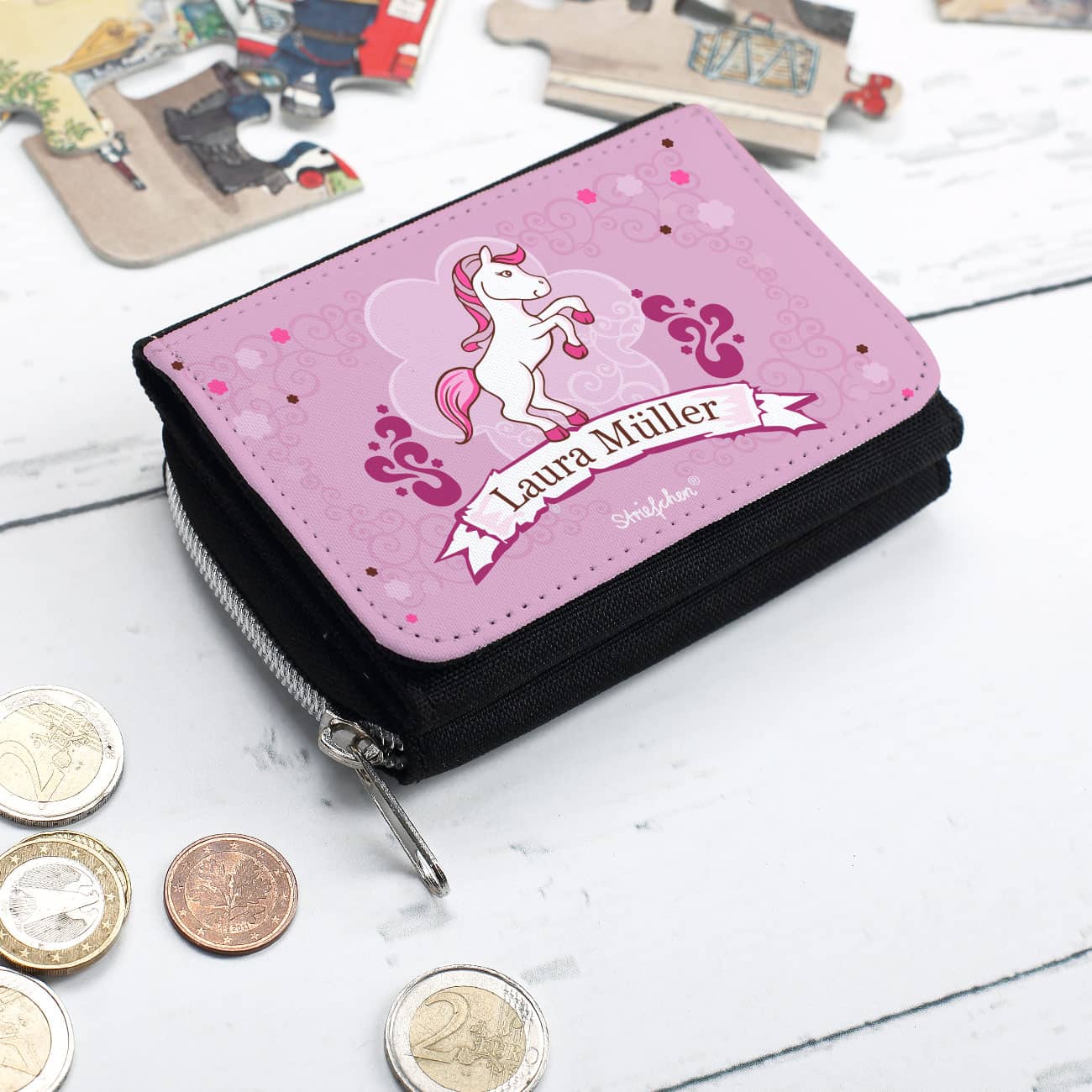 Wahlweise in rot oder schwarz erhältlich