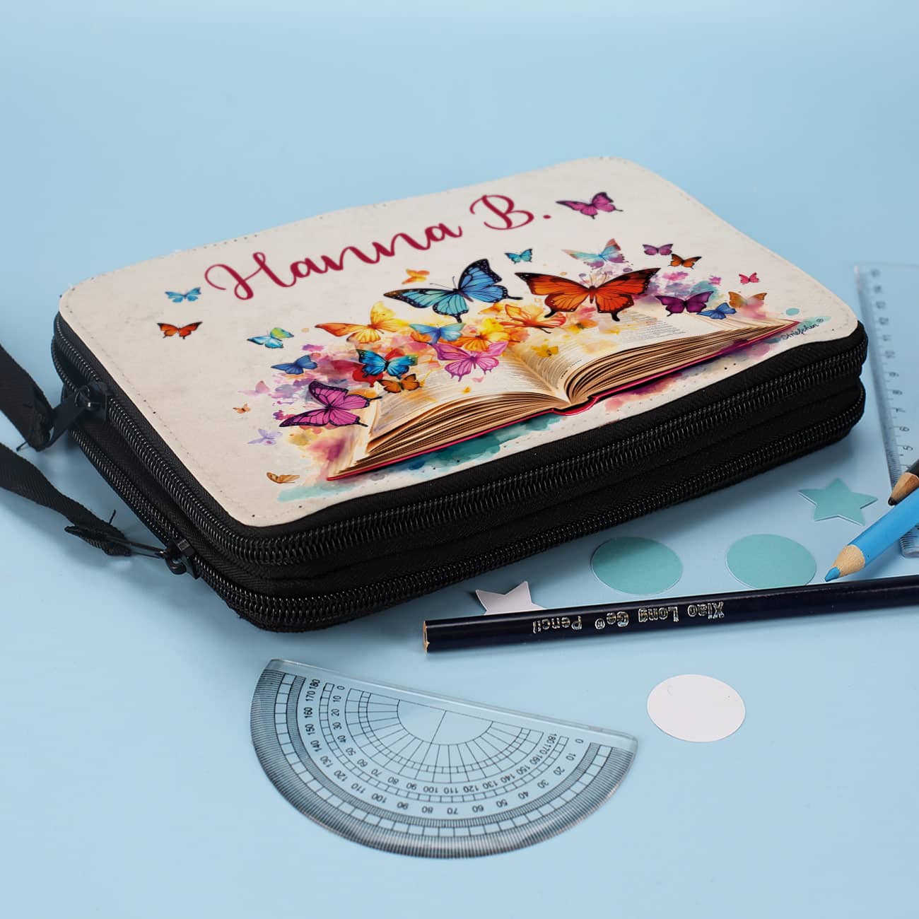 Federtasche mit Stiften gefüllt