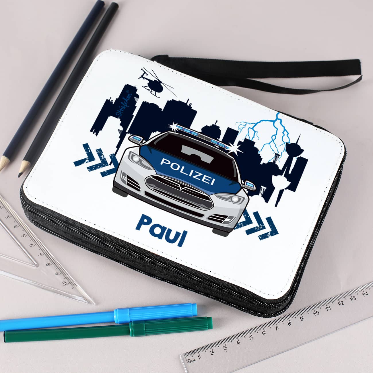 Gefüllte Federmappe mit Name und Polizeiauto bedruckt