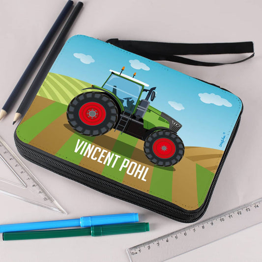 befüllte Federmappe mit Traktor-Motiv