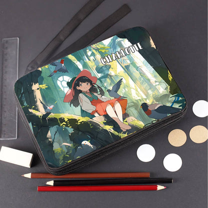 Anime-Federmappe mit Füllung bedruckt mit einer kleinen Hexe vor alten Dschungelruinen