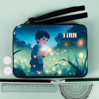 Gefüllte Federmappe mit tollen Anime - Motiv "Junge auf der Glühwürmchen-Wiese"