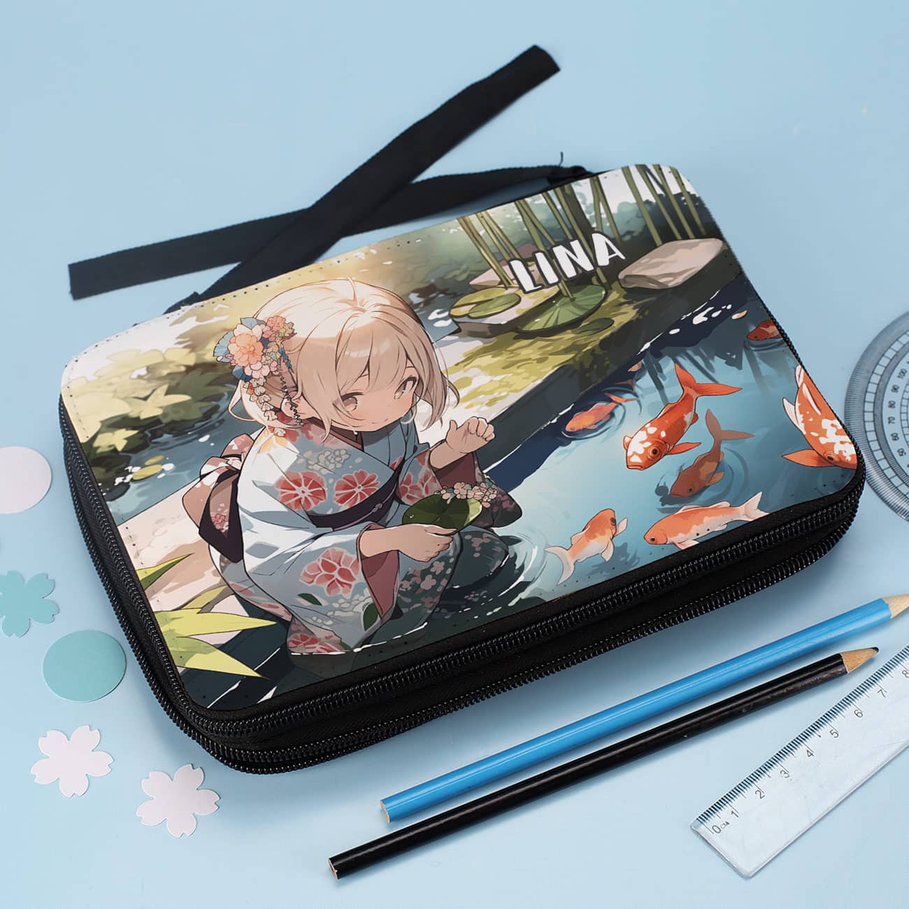 Süße Kinder-Federmappe mit Füllung bedruckt mit einem Mädchen im Kimono am Koi-Teich und Name