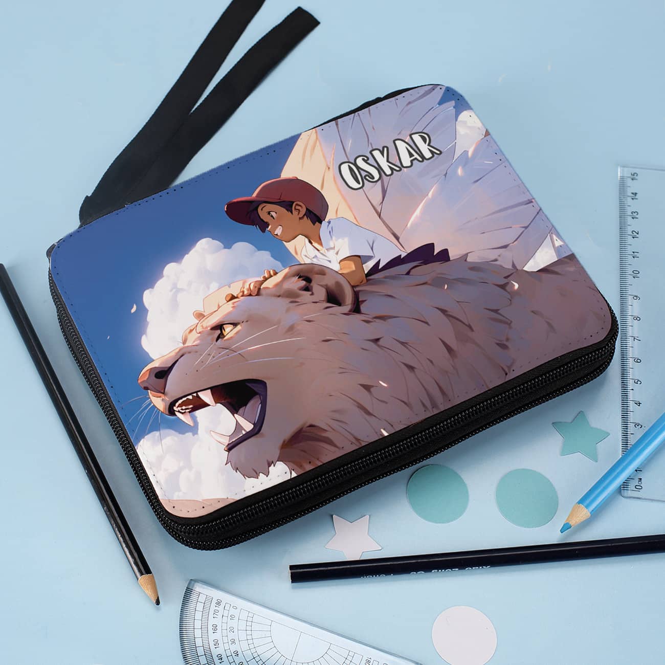 Klasse Federmappe zur Einschulung mit geflügelten Löwen, einem kleinen Jungen und Ihrem Wunschnamen