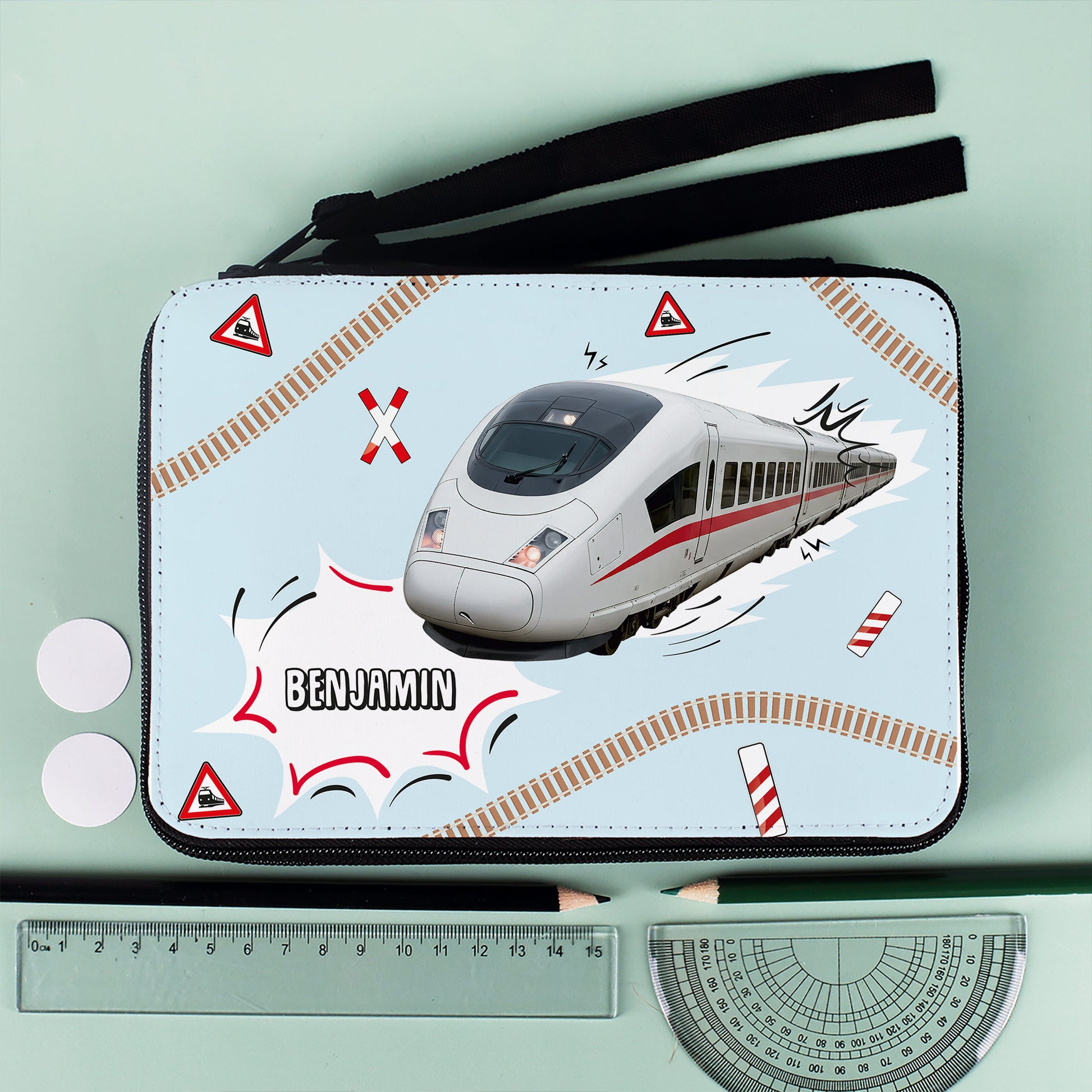 Personalisierte Federmappe mit Zug-Motiv und aufgedrucktem Namen – frontal geschlossen