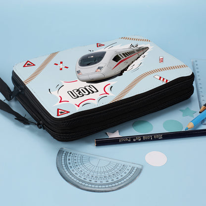 Eisenbahn-Federmappe mit Namensaufdruck – geschlossen von der Seite fotografiert