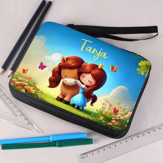 Mit dem Namen personalisierte Federmappe