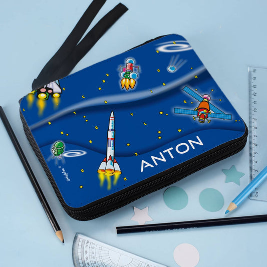 gefüllte Federmappe mit Weltall-Motiv