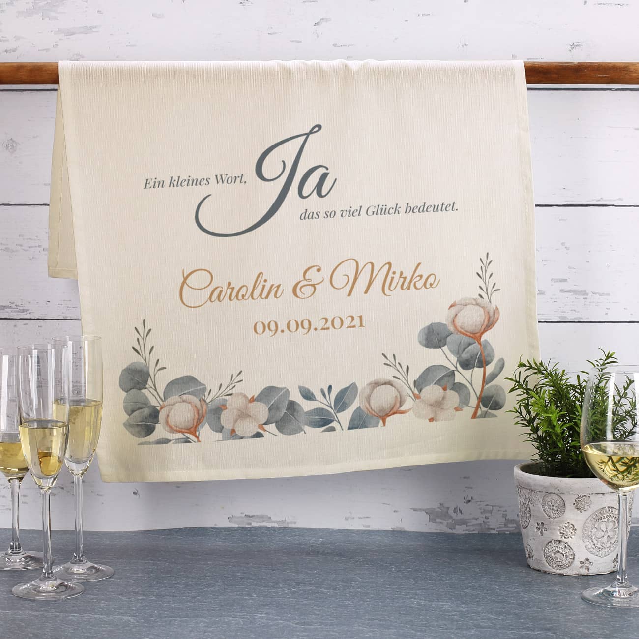 Naturfarbenes Geschirrtuch zur Hochzeit personalisiert mit Namen und Datum
