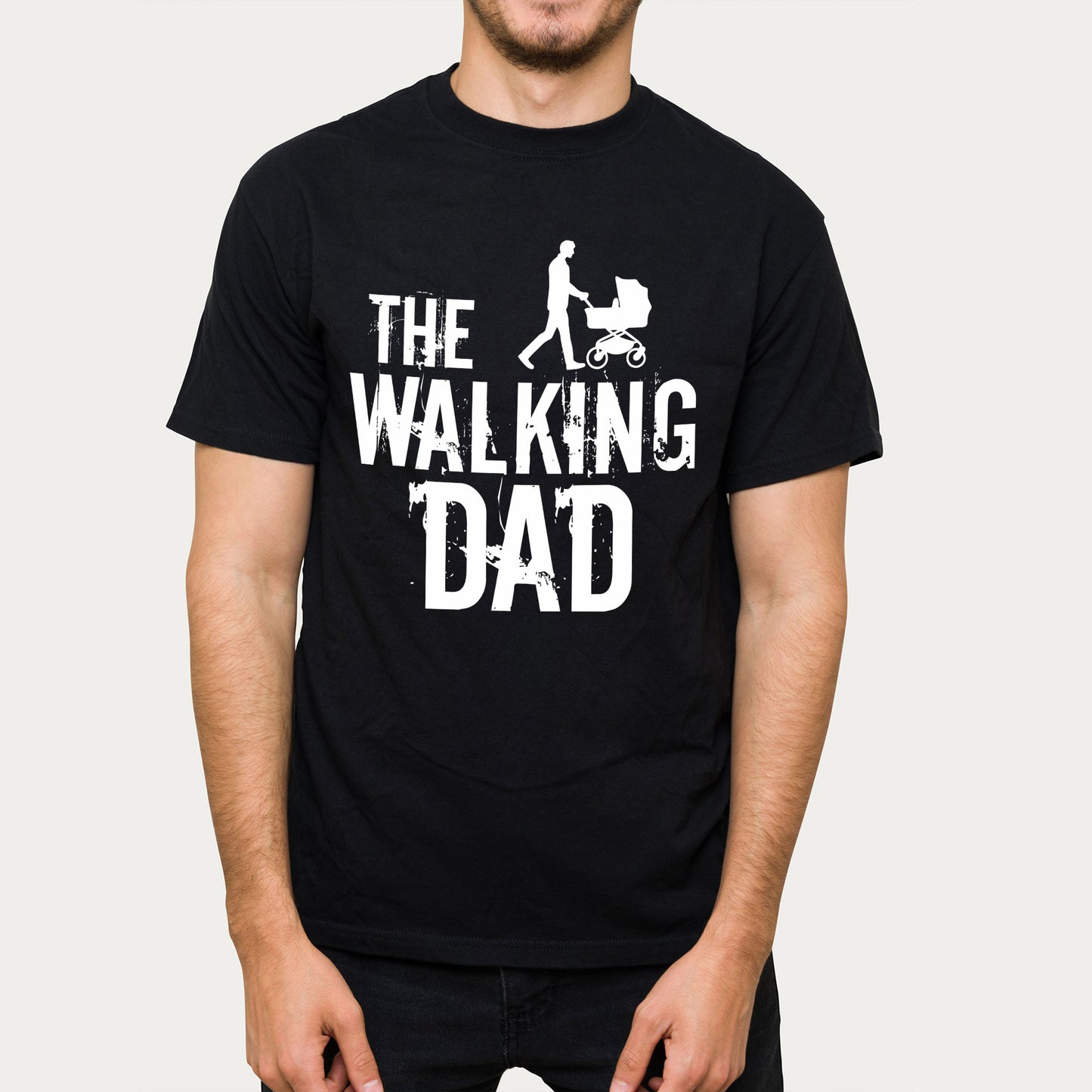 Schwarzes T-Shirt mit Aufdruck „The Walking Dad“ – Papa mit Kinderwagen, frontal dargestellt