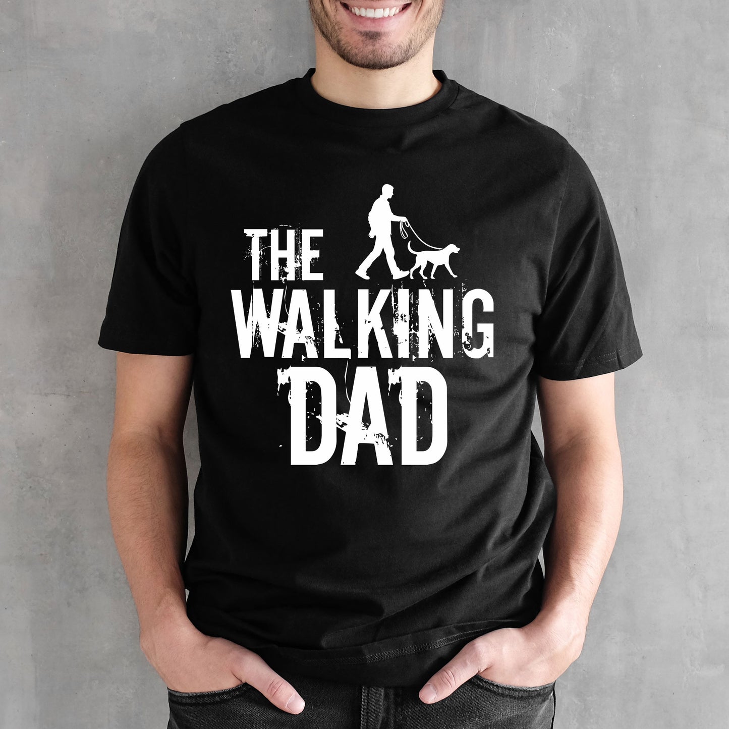T-Shirt mit Aufdruck „The Walking Dad“ – Variante mit Papa und Hund, schräg fotografiert