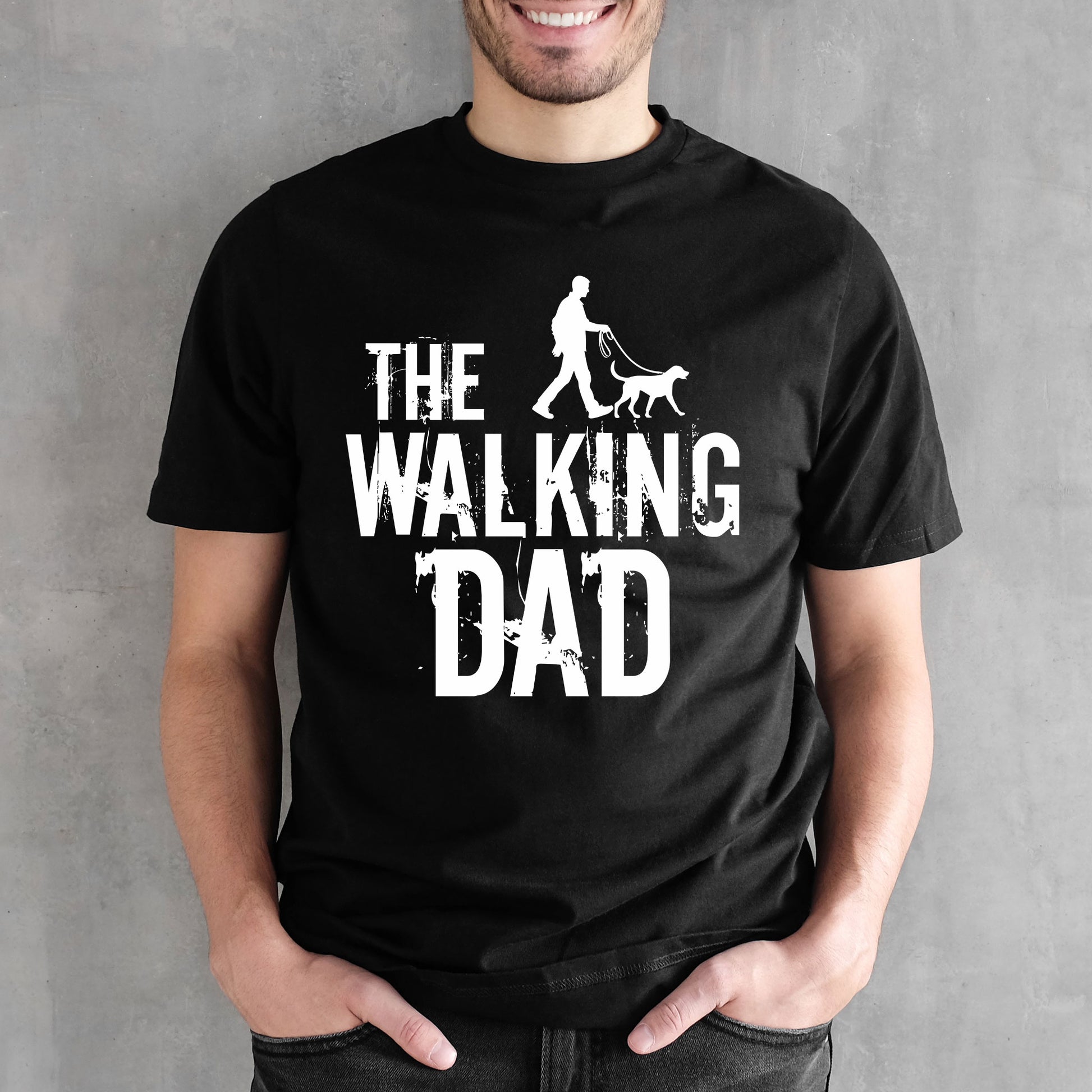 T-Shirt mit Aufdruck „The Walking Dad“ – Variante mit Papa und Hund, schräg fotografiert