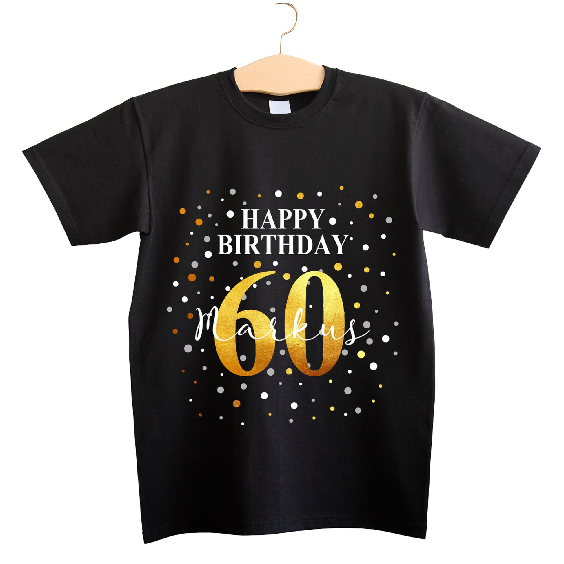 Schwarzes T-Shirt auf Kleiderbügel mit „Happy Birthday 60“ und Name Markus, Konfetti-Design