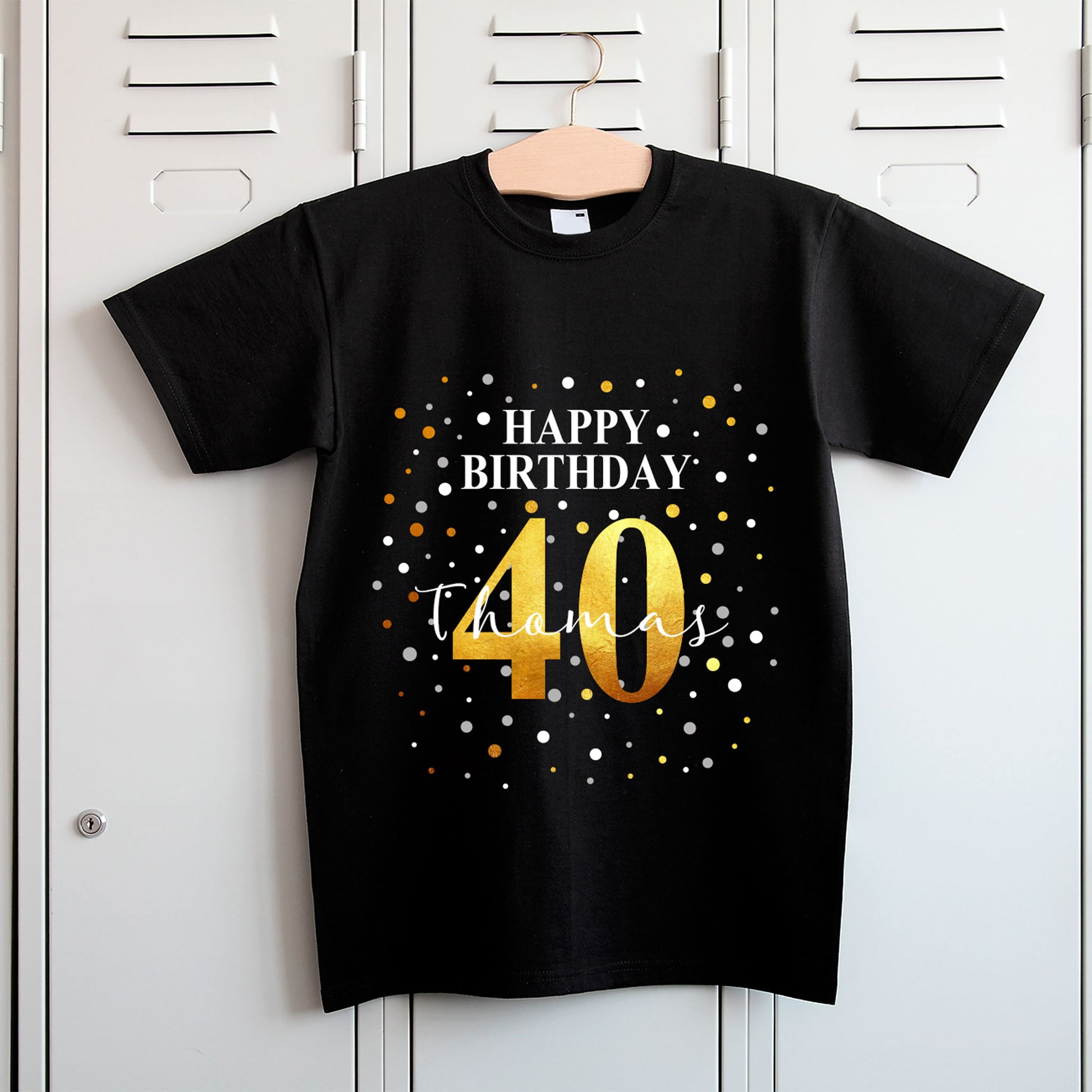 T-Shirt mit goldener 40, Name Thomas, aufgehängt vor Spind in Umkleidekabine