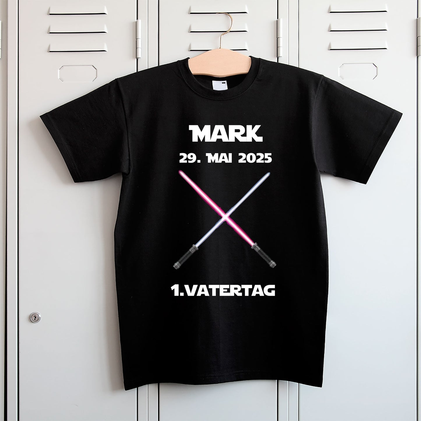 Schwarzes T-Shirt mit gekreuzten Laserschwertern, Datum und Name als Geschenk zum 1. Vatertag