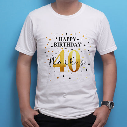 T-Shirt mit Geburtstags-Motiv & Schriftzug "Happy Birthday" personalisiert mit Alter & Name getragen von einem Model vor einem blauen Hintergrund