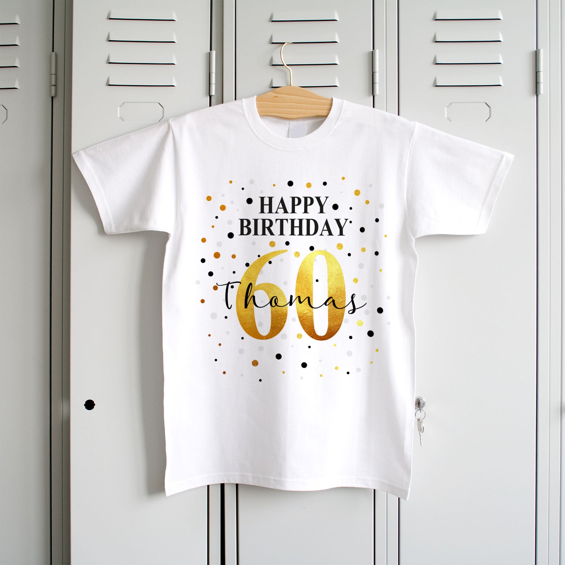 T-Shirt mit Geburtstags-Motiv & Schriftzug "Happy Birthday" personalisiert mit Alter & Name aufgehängt an einem Kleiderbügel in einer Umkleidekabine