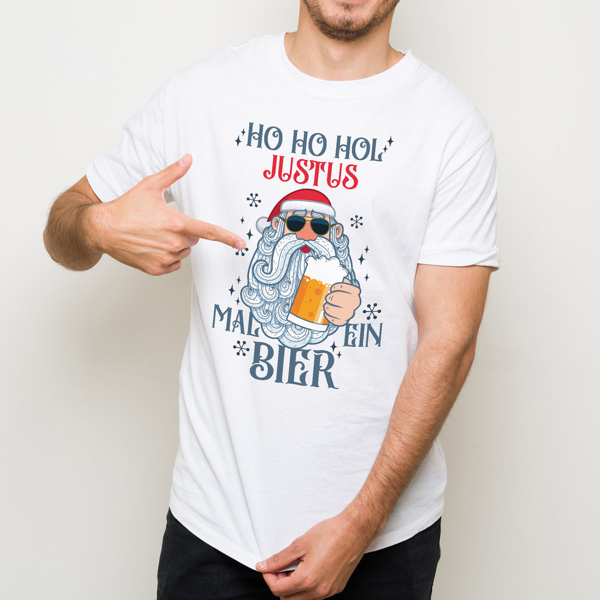 Herren T-Shirt weiß mit personalisiertem Namen Justus, Weihnachtsmann mit Bier und Spruch „Ho Ho Hol mal ein Bier“