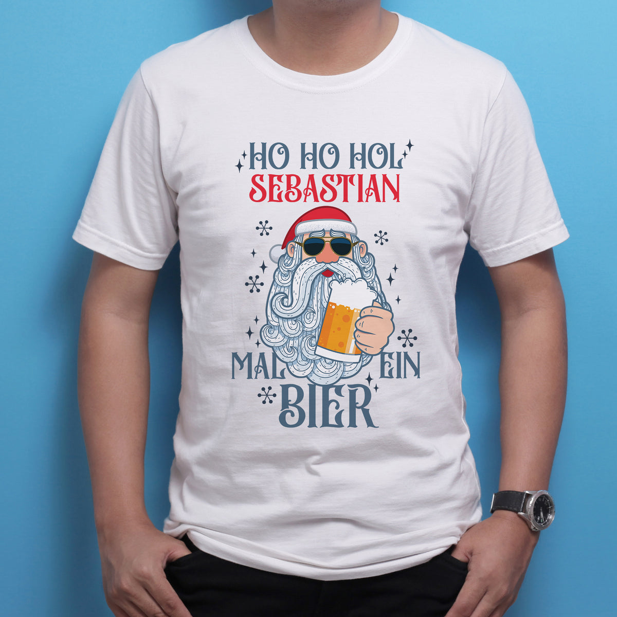 Weißes Herren T-Shirt mit Name Sebastian, Weihnachtsmann mit Sonnenbrille und Bierkrug auf blauem Hintergrund