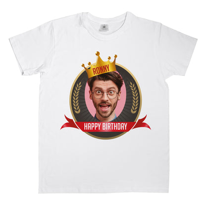 T-Shirt ohne Model, flach ausgelegt, mit deutlich sichtbarem Geburtstagsmotiv und personalisiertem Text.