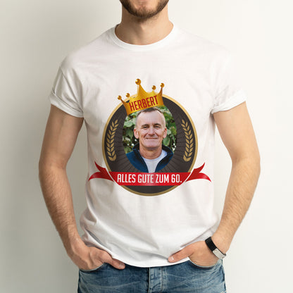 Weißes Herren-T-Shirt mit rundem Geburtstagsmotiv, Foto in der Mitte, goldener Krone mit Name und rotem Banner mit Wunschtext.