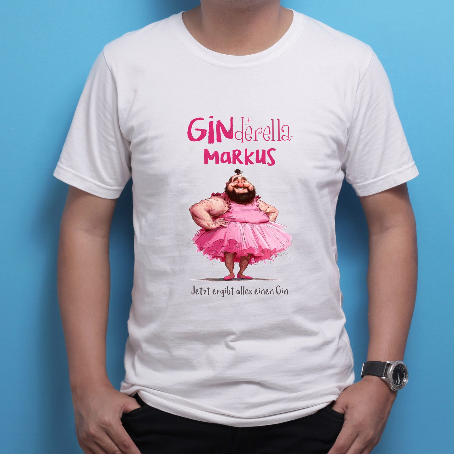 Mann mit weißem GINderella-T-Shirt, personalisiert mit Name Markus und Spruch „Jetzt ergibt alles einen Gin“