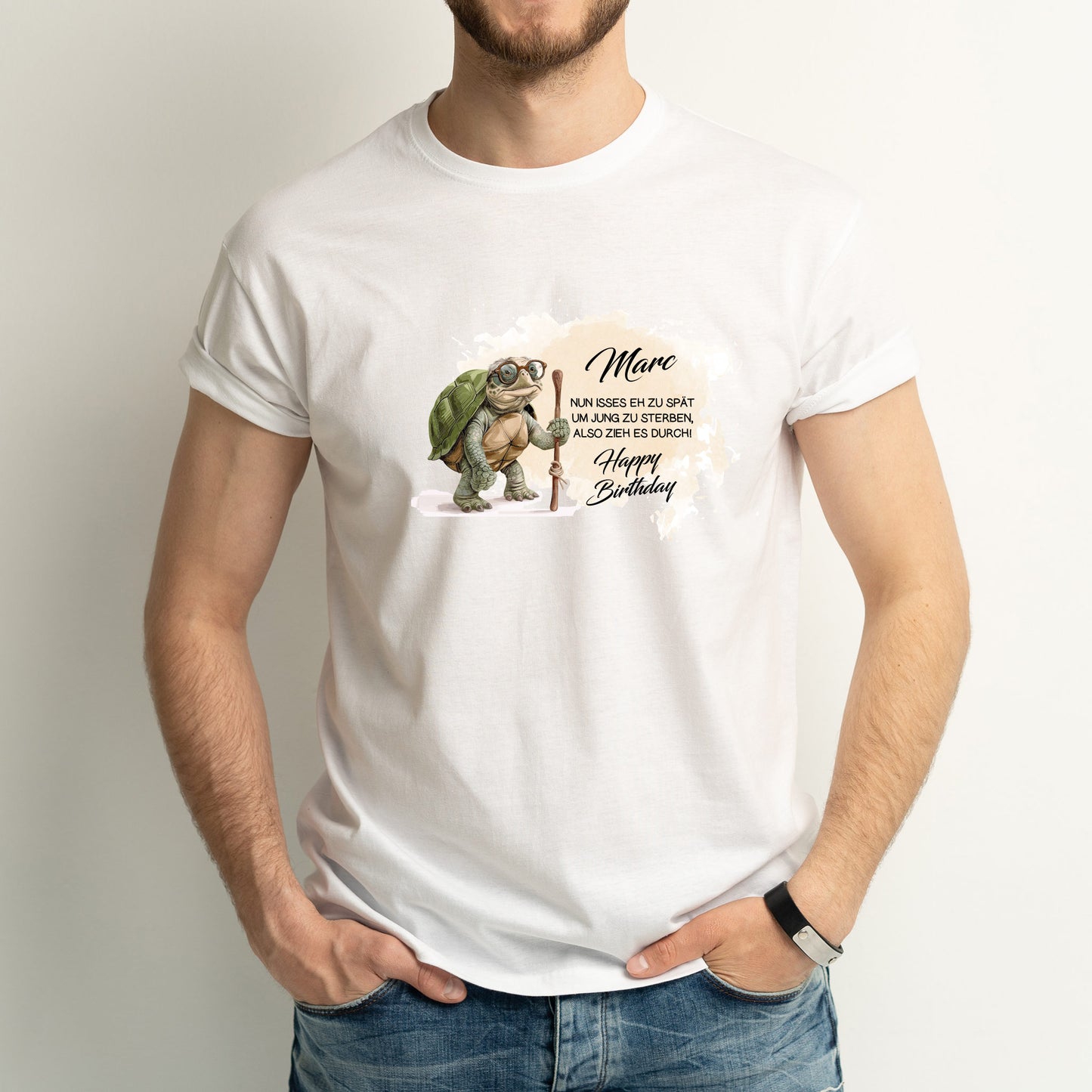Weißes T-Shirt mit Schildkröten-Motiv und Geburtstagsspruch – frontal fotografiert