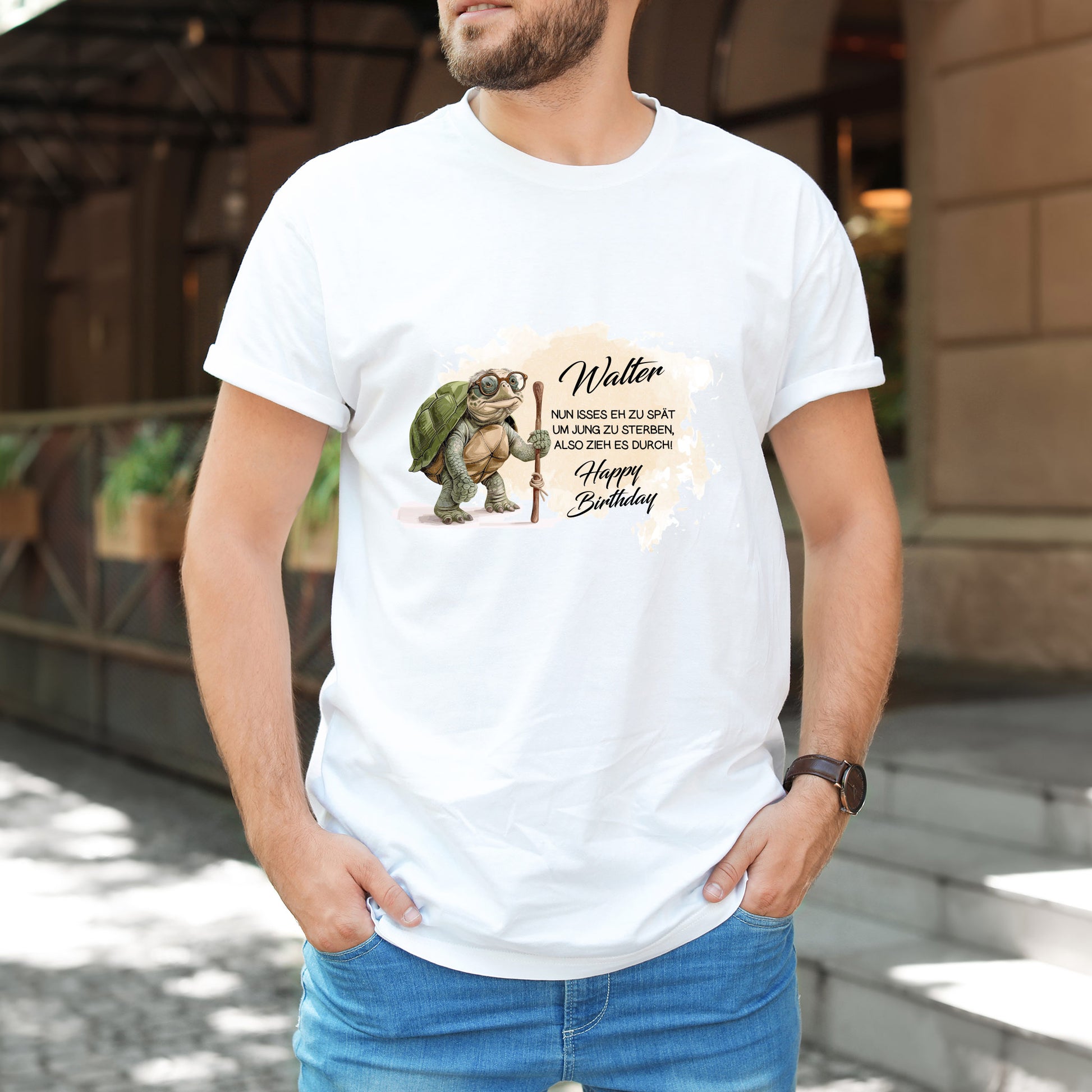 Modell trägt das Geburtstagsshirt auf der Straße