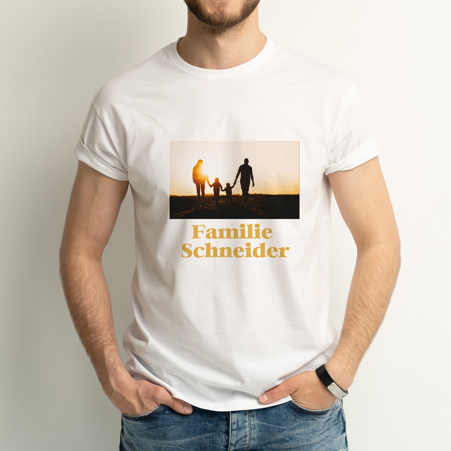 Weißes Herren-T-Shirt mit personalisiertem Fotodruck und Wunschtext – getragen fotografiert.
