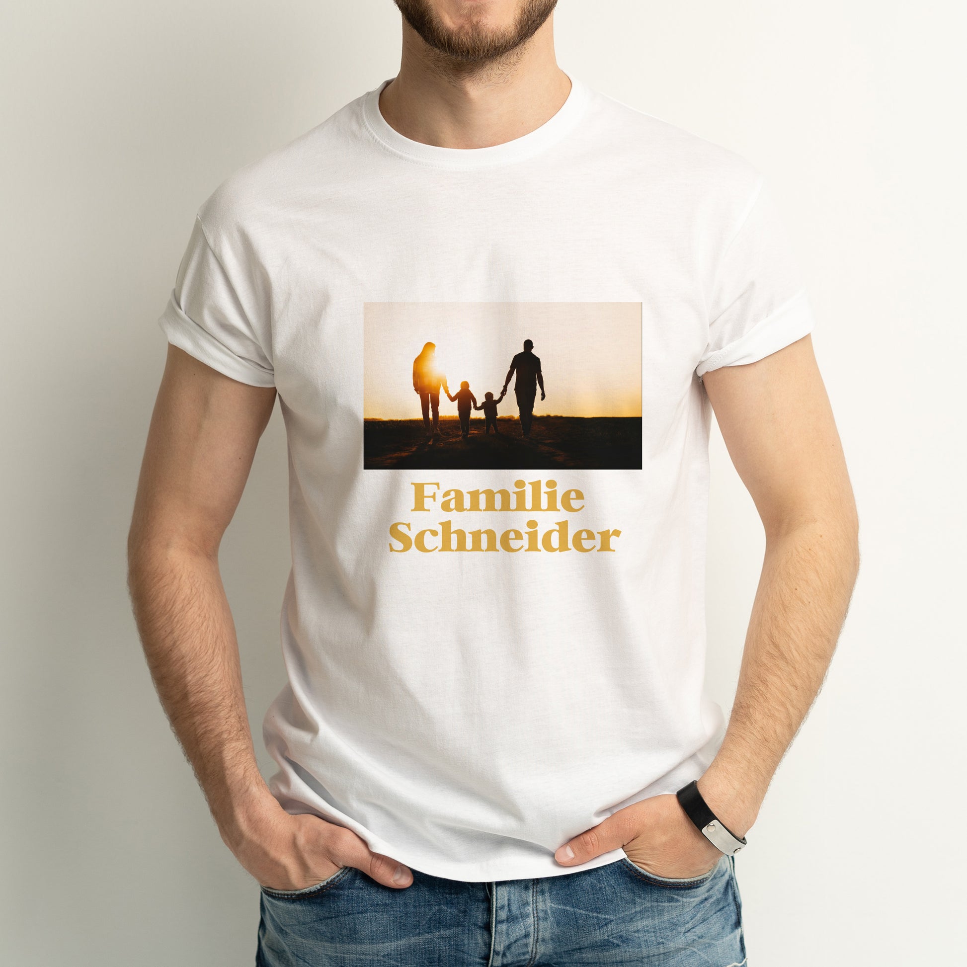 Weißes Herren-T-Shirt mit personalisiertem Fotodruck und Wunschtext – getragen fotografiert.