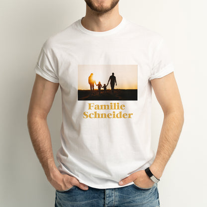 Weißes Herren-T-Shirt mit personalisiertem Fotodruck und Wunschtext – getragen fotografiert.