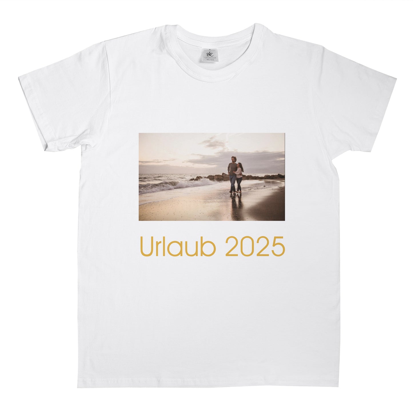 T-Shirt mit individuellem Aufdruck – freigestellt für die Darstellung im Onlineshop.