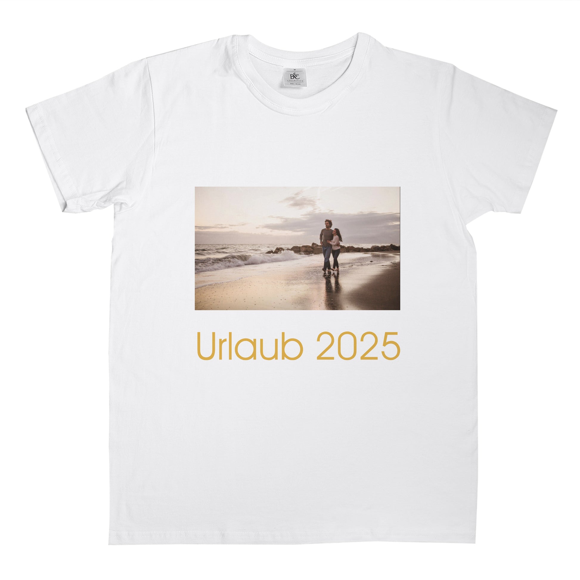 T-Shirt mit individuellem Aufdruck – freigestellt für die Darstellung im Onlineshop.