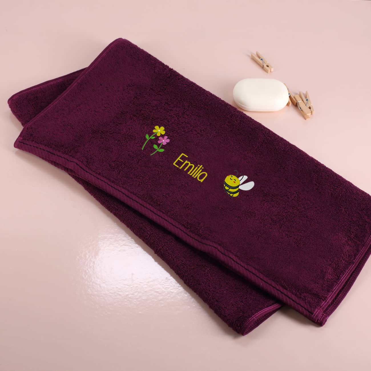 Badetuch mit Bienchen und Name bestickt