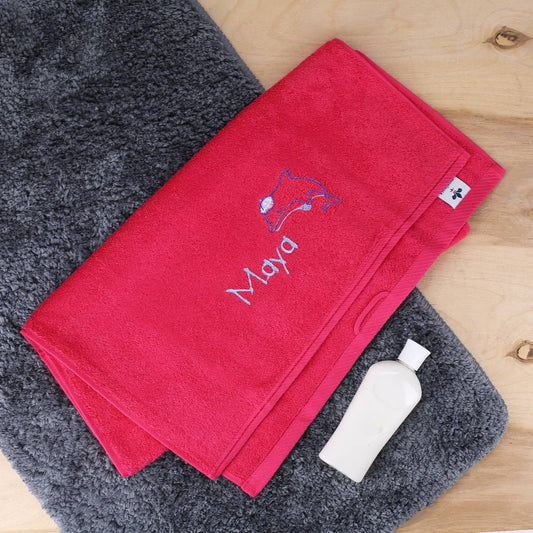 Himbeerfarbenes Handtuch mit Delfin und Name in 3 Größen